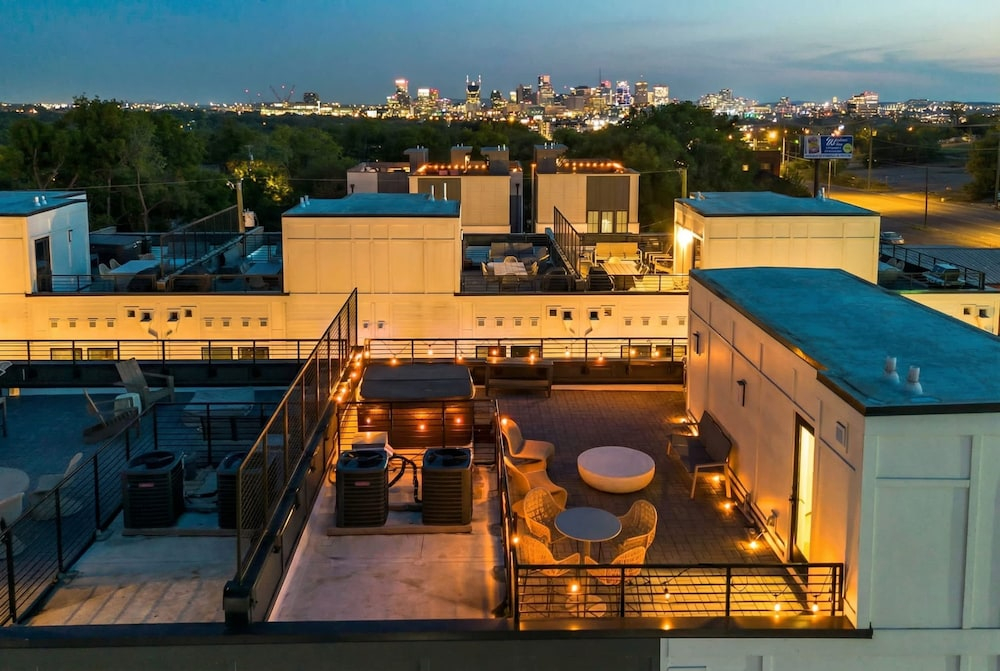 Luxe 4BR Retreat With Rooftop Fire Pit Garage