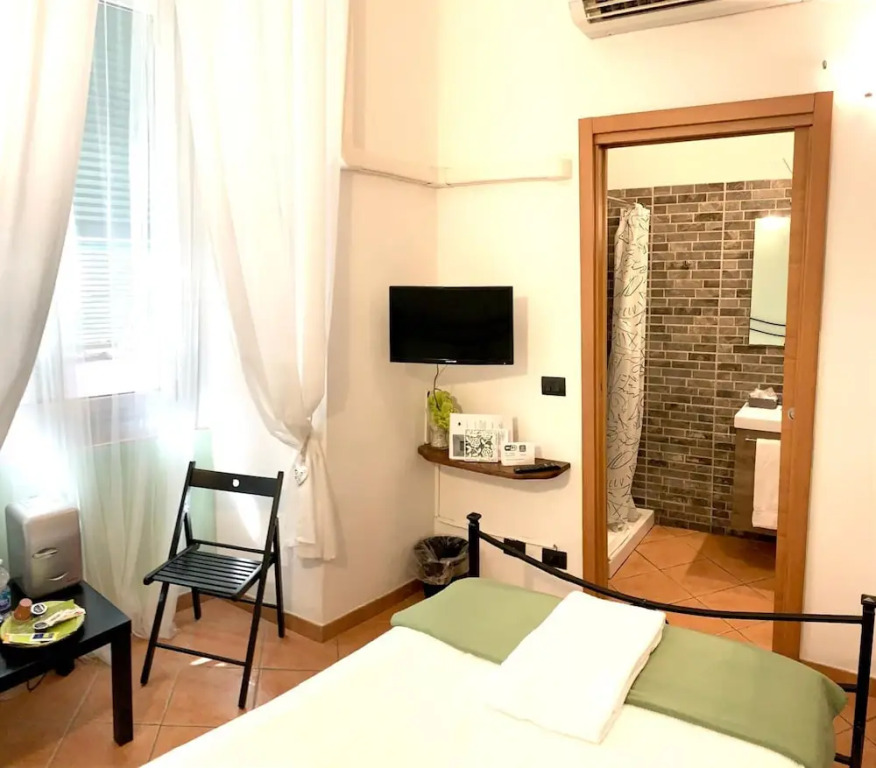 Guest House Virginias Rooms-Private free Parking and Top Carignano District