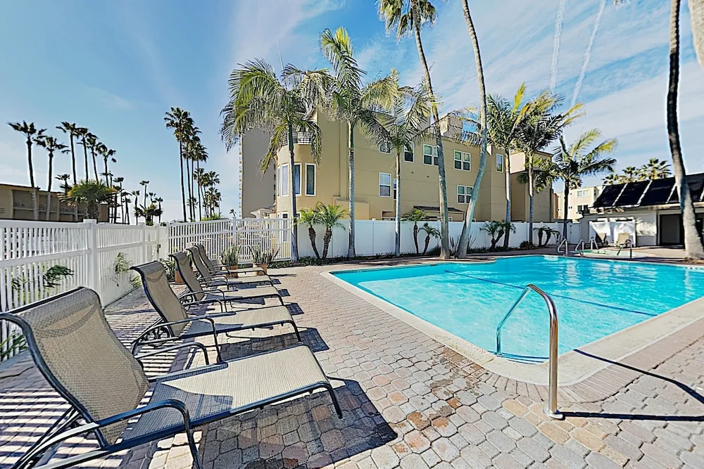 New Listing! Oceanfront Pacific Beach 1 Bedroom Condo