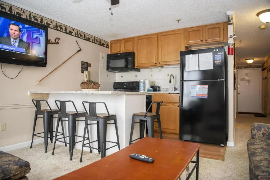 Stroll to Slopes, Village Area, Ski in-out MtLodge 322