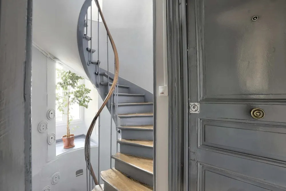 Classy and Cosy 1-bedroom Ensuite, 2min Walk From Cadet Metro