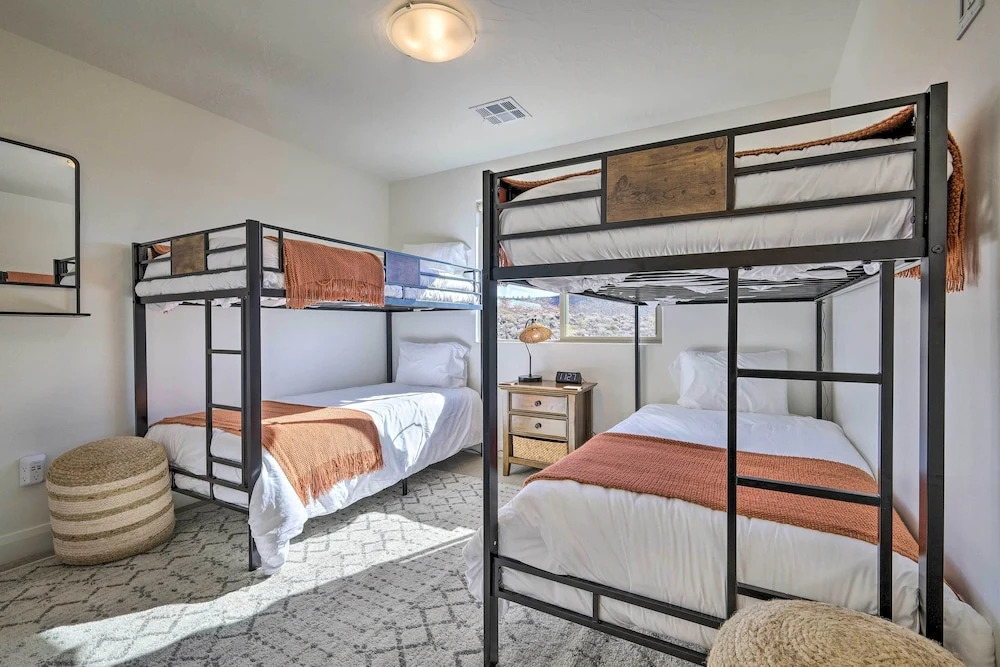 Hike, Golf, Unwind Poolside! Washington Home