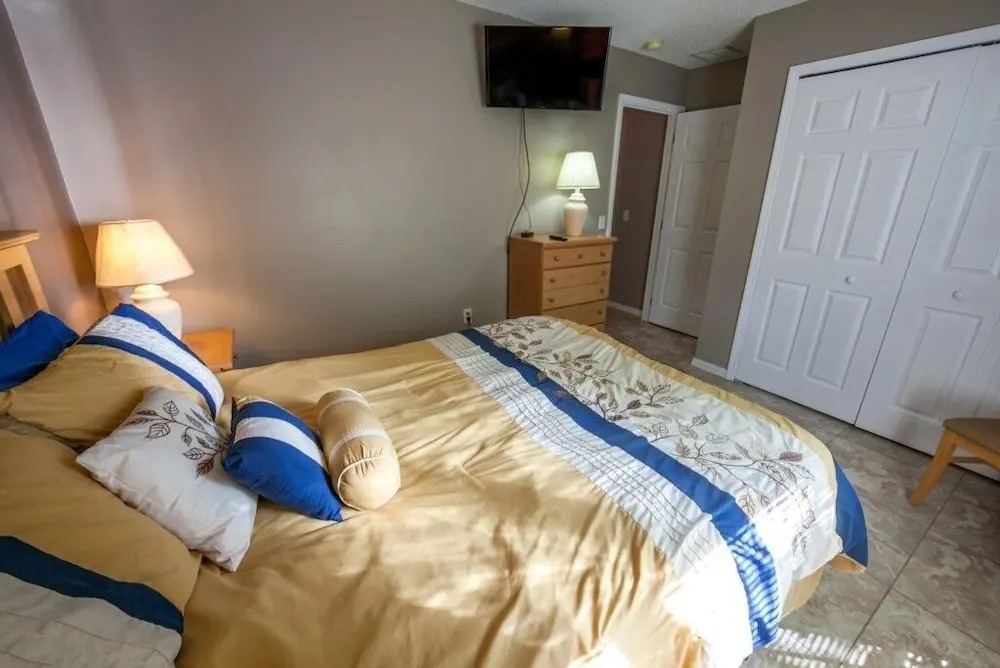 Private Pool 2 Queens And Twin Room! 3 Bedroom Home by RedAwning