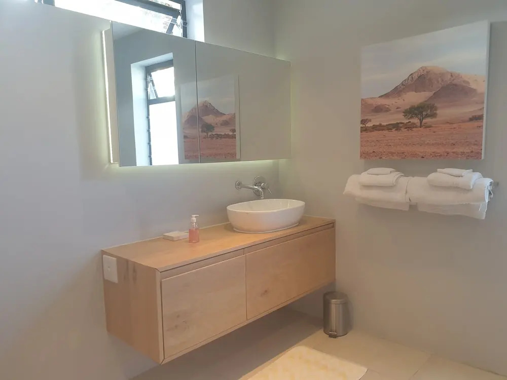 Small Cottage With sep Bedroom, Specious Bathroom, Lounge and Open-plan Kitchen