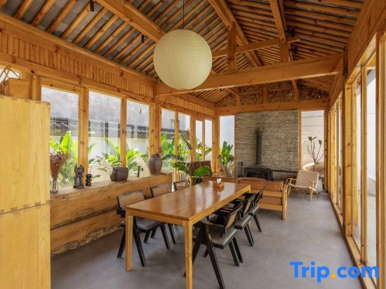 Huaqin · Bali Retreat Wild Luxury Courtyard | 1‑Min Walk to Erhai Lake (Cai Village)
