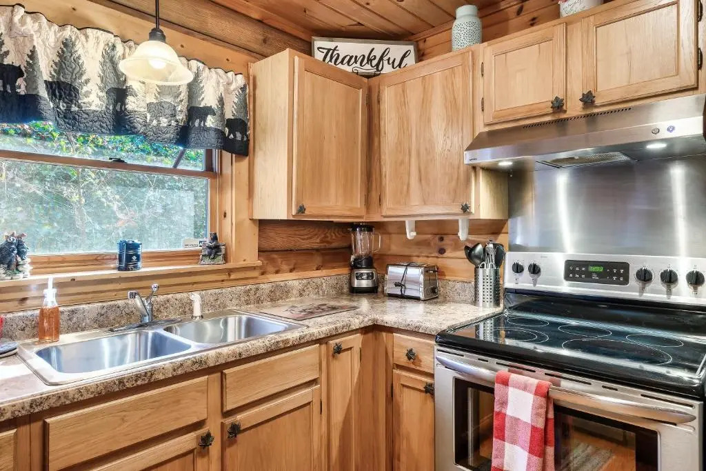 5 min to Dollywood, great location, excellent parking, hot tub, pool table
