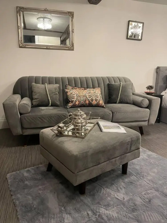 5 Bed House - Sleeps 12 - Pets - Parking