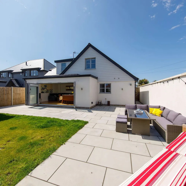 Delightful Seaside Hideaway 5 Mins to Beach