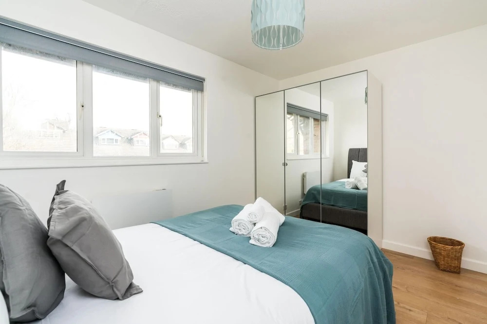 Sleek and Stylish 2BD Home with a Garden Anerley