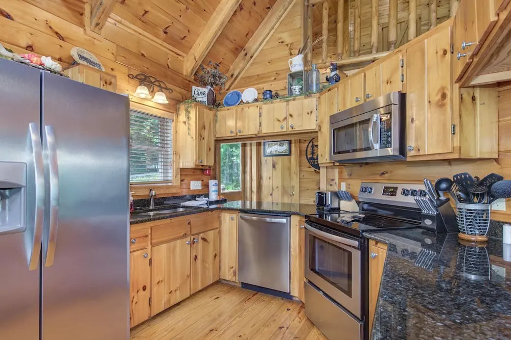 Hidden Haven Log Cabin w/ Private Hot Tub