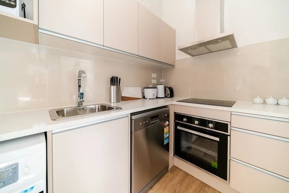 Takapuna Central Spacious & New Home 3