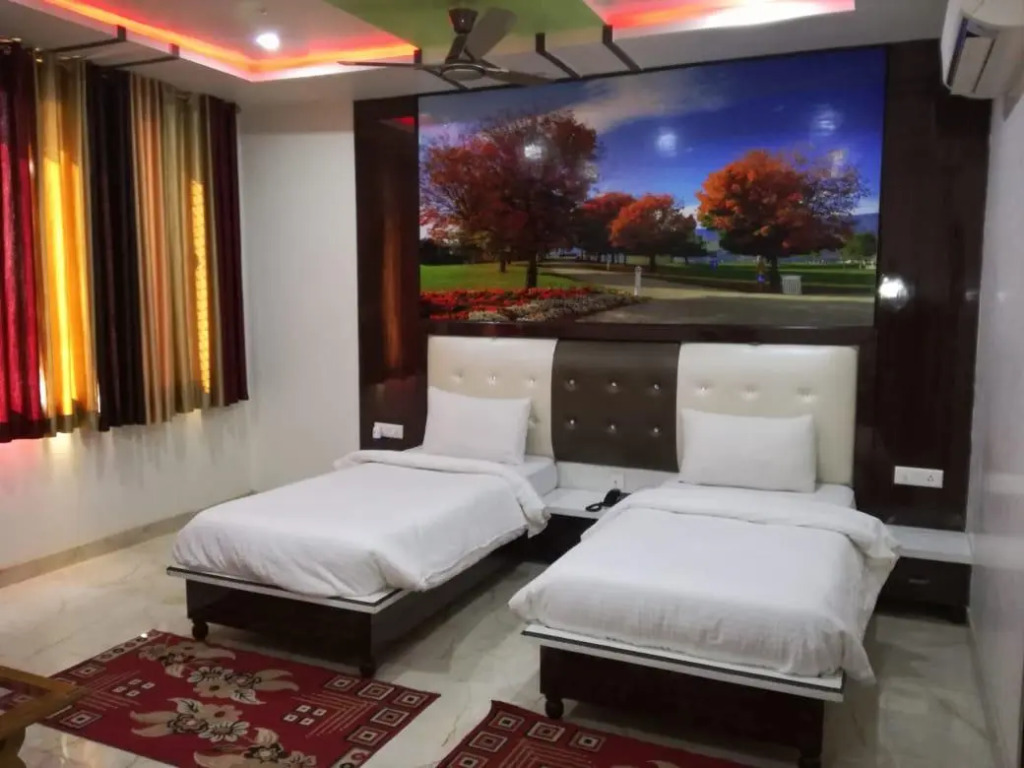 Hotel Dhanraj Palace