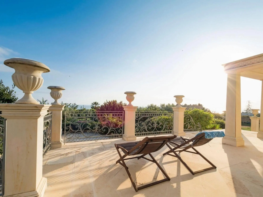 Luxurious villa with pool and wellness area at 2 km from the beach-VILLA DEL DRAGO