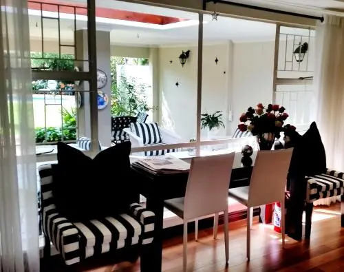 Rosebank Lodge Guesthouse by Claires