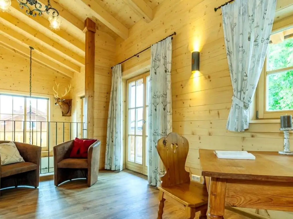 Chalet unter weissblauem Himmel