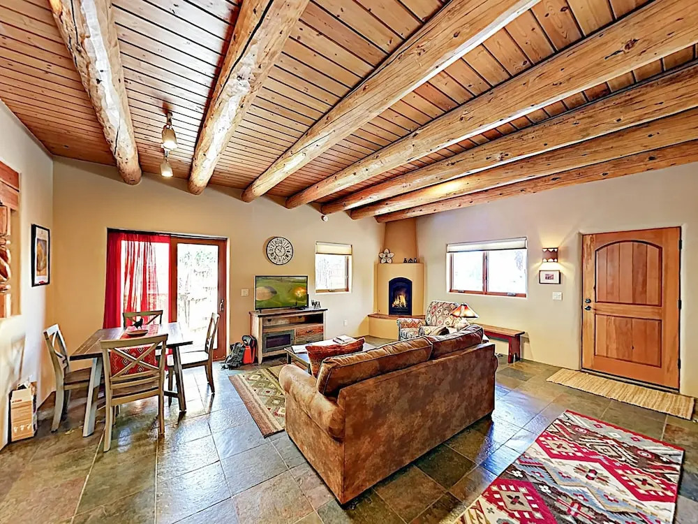 Cozy Oasis Near Plaza W/ Private Backyard & Grill 2 Bedroom Home
