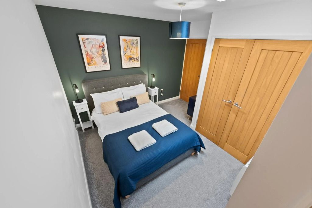 Glevum Lodge - 2BDRM Town Centre Apartment with open plan living area & walk in shower
