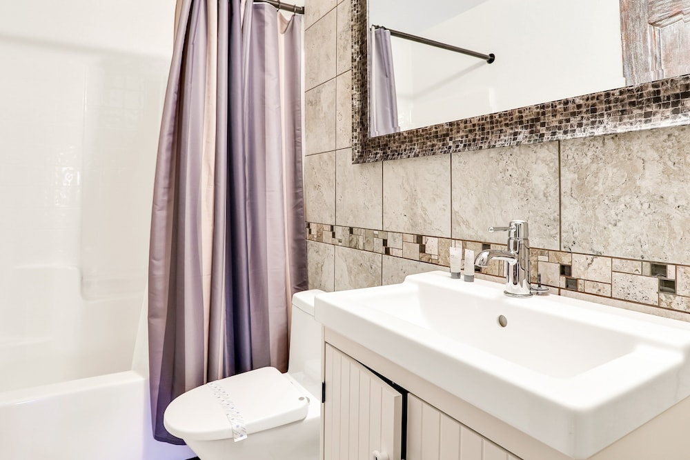 Peaceful Home With an Enclosed Patio, Pool, Grill, Washer/dryer, & AC