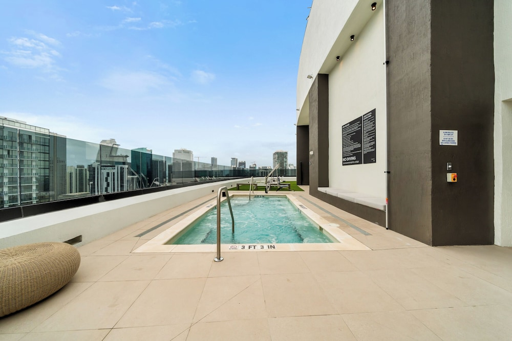 District 225 Condo by Ionica