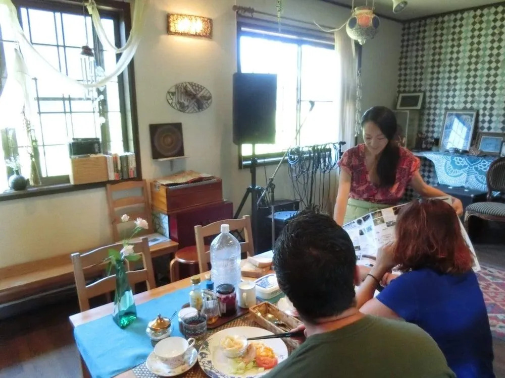 Sansaro Cafe & Guest House