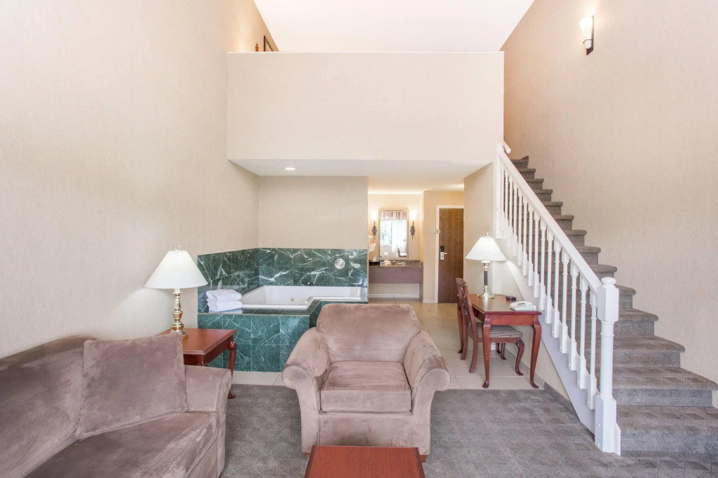 Ramada by Wyndham Kelowna Hotel & Conference Center