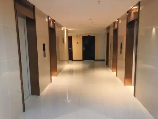 Zhongyi Hotel (Chongqing West Station Branch)