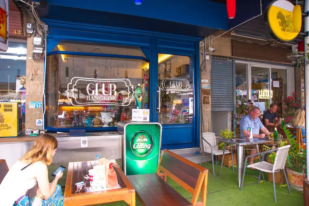 Glad Bangkok Hostel Bar and Restaurant