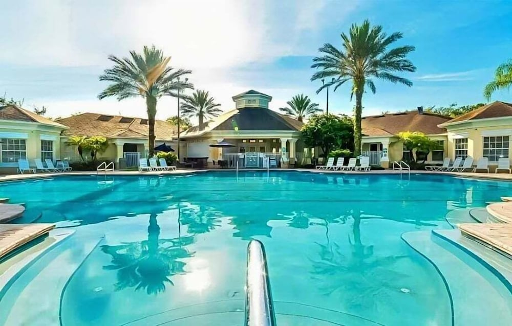 Resort Condo With Pools, hot Tub, Game Room, Tennis, Gym, Balcony, AC, & W/D