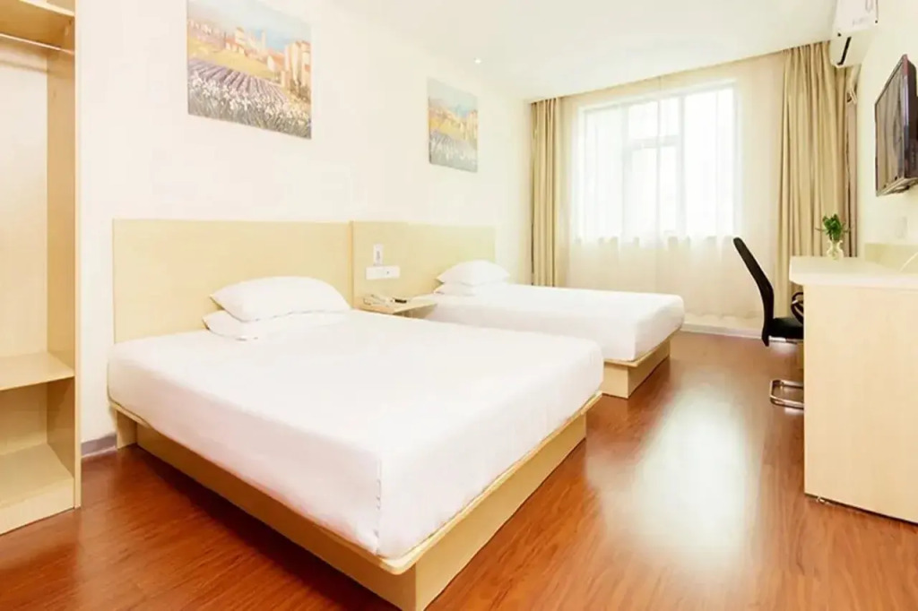 Pebble Motel (Kunshan Golden Eagle International Qianjin Middle Road)