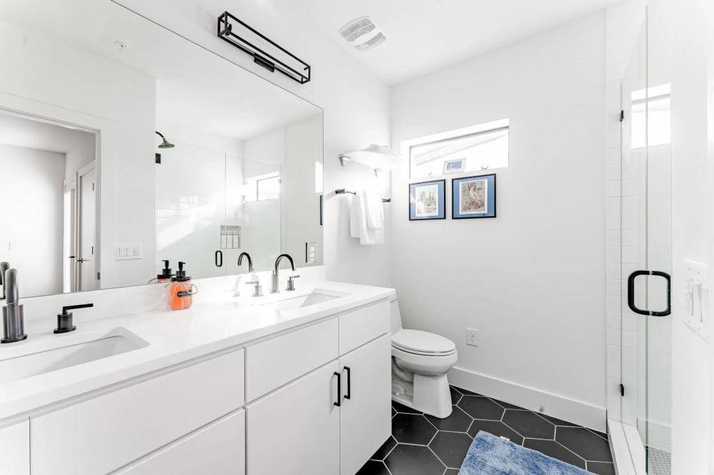 East Downtown 3BR Condo w Fast Wifi and Sleeps 8