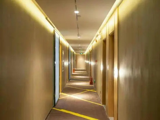 IU Hotels Taiyuan Jinyanghu Hongdenglong Stadiums