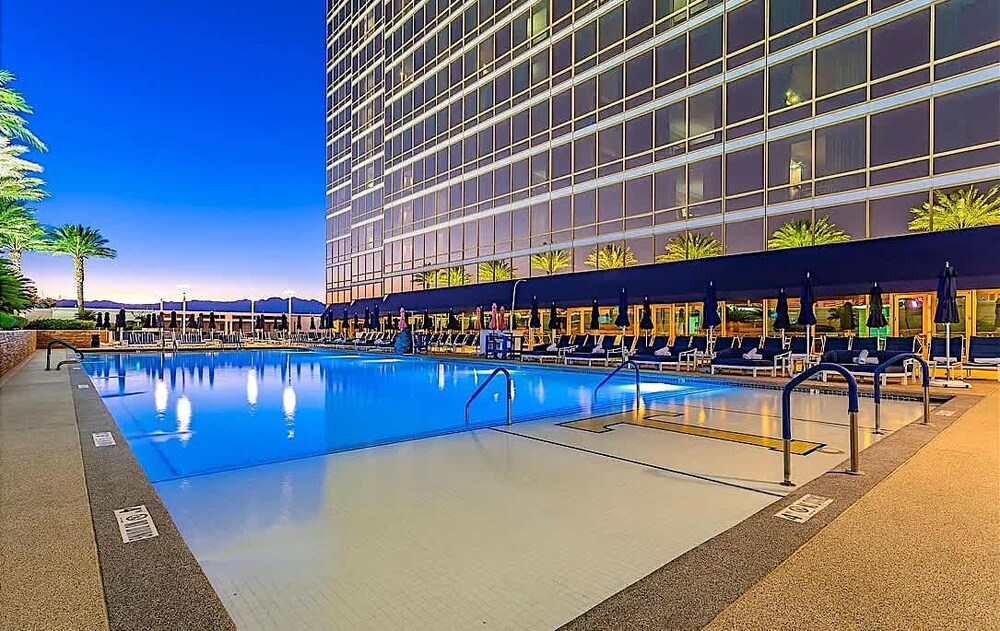 Stylish Renovated Studio at Trump Tower 3324