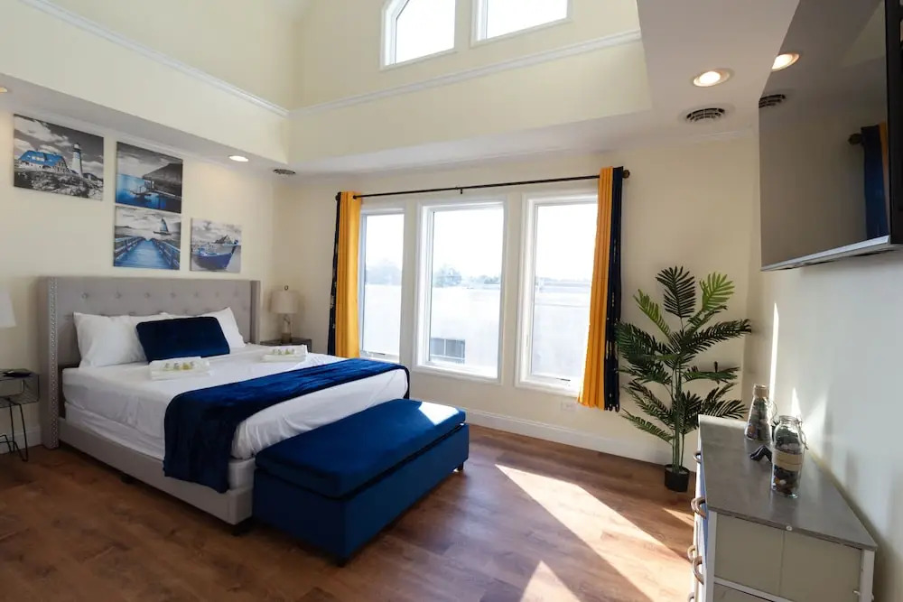 Yachtsman's Cove with 3-Levels