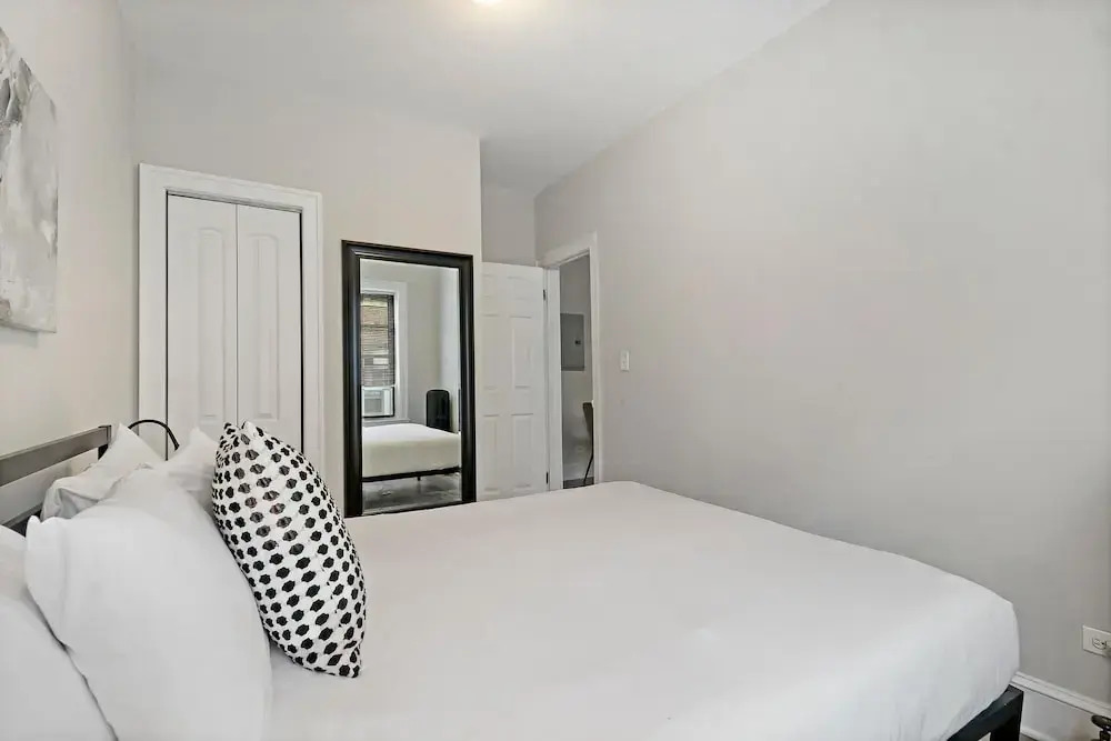 Spacious 2BR Near Dining - Touhy 1S