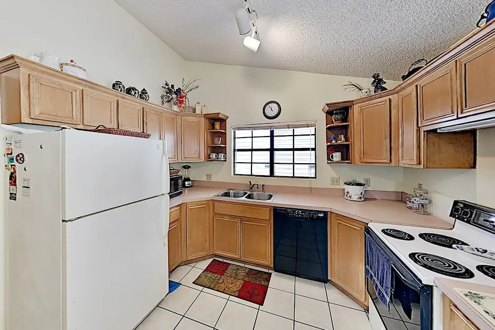 Bayside Getaway: Pools, Tennis, Golf, Private Dock 1 Bedroom Home