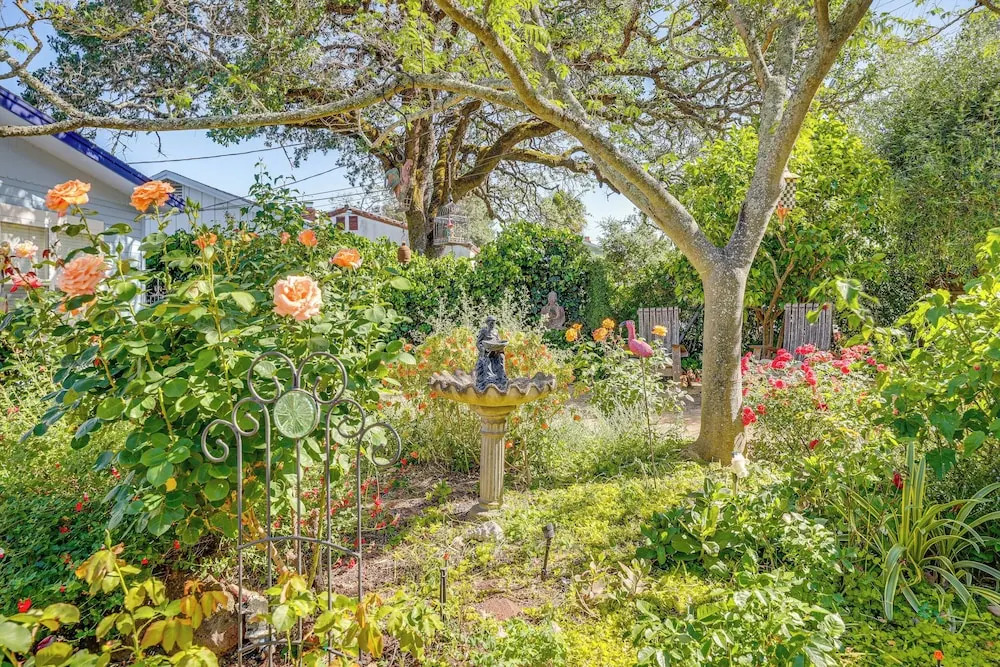 Romantic Casita w/ Garden + Deck 2 Miles to Plaza!
