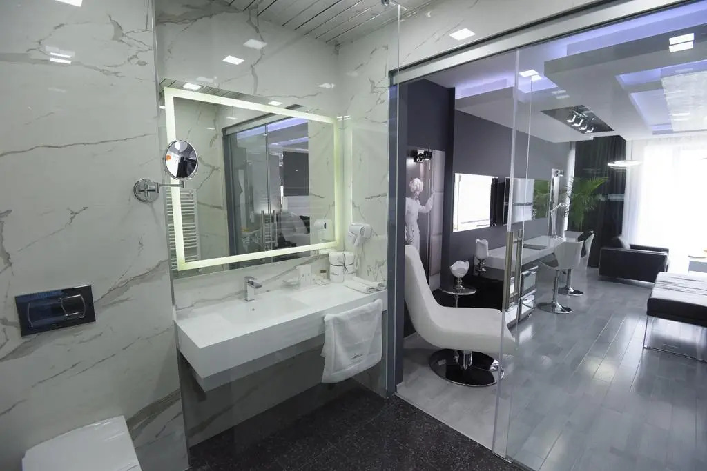 Hotel Mirror