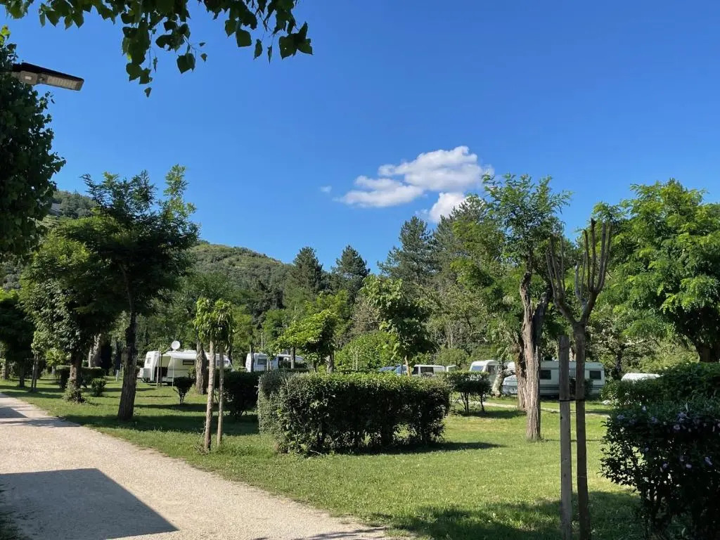 Camping Avec Piscine et Rivière à Tournon sur Rhône Ardèche "Les Foulons"