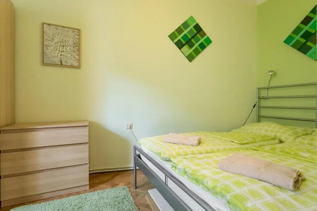 COZY and quiet flat - 12 min to center