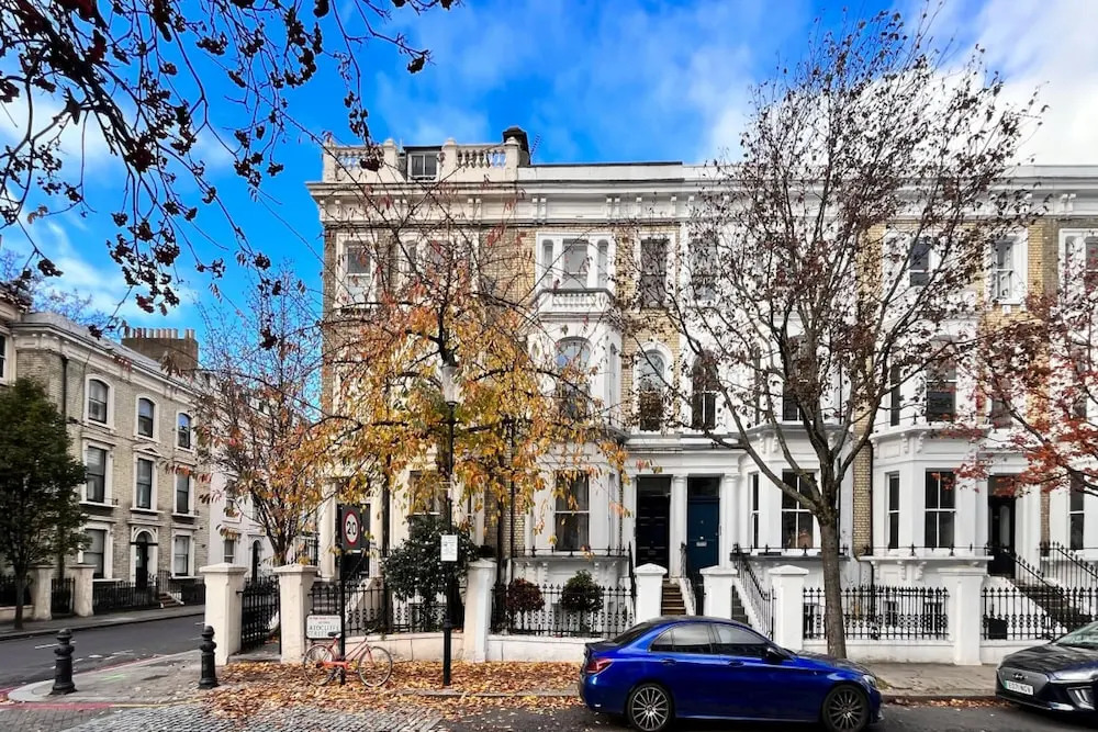 The Earl s Court Space - Modern 2Bdr Flat with Terrace Parking