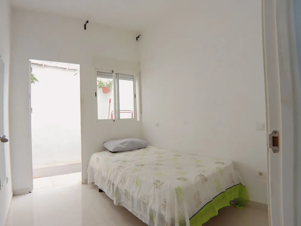 Apartamento de 2 Habitaciones, bajos, en Puerta del Angel AZBD