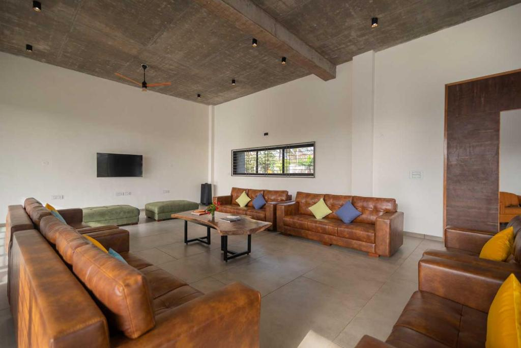 Earth Song by StayVista - Boasting an Open theatre, Games, Spacious lawn, Swimming pool & Conference room