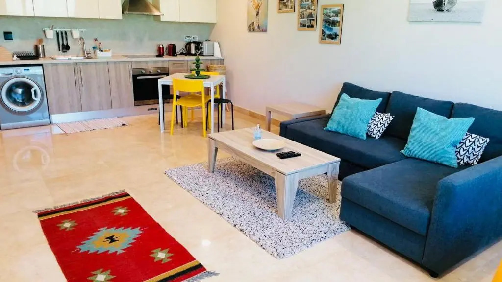 Beautiful modern apartment with access to beach and pools