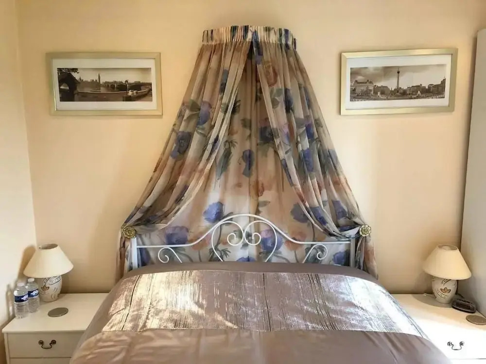 WILLOW RIDGE - a large country house with 3 rental rooms