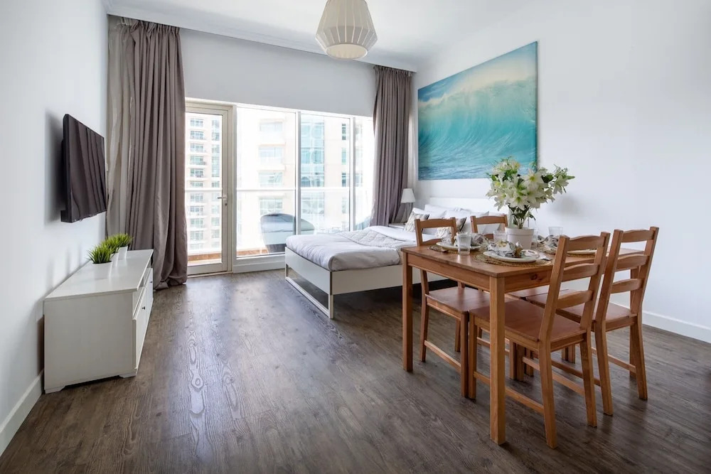 Rustic And Vibrant Studio Apartment In Downtown Dubai