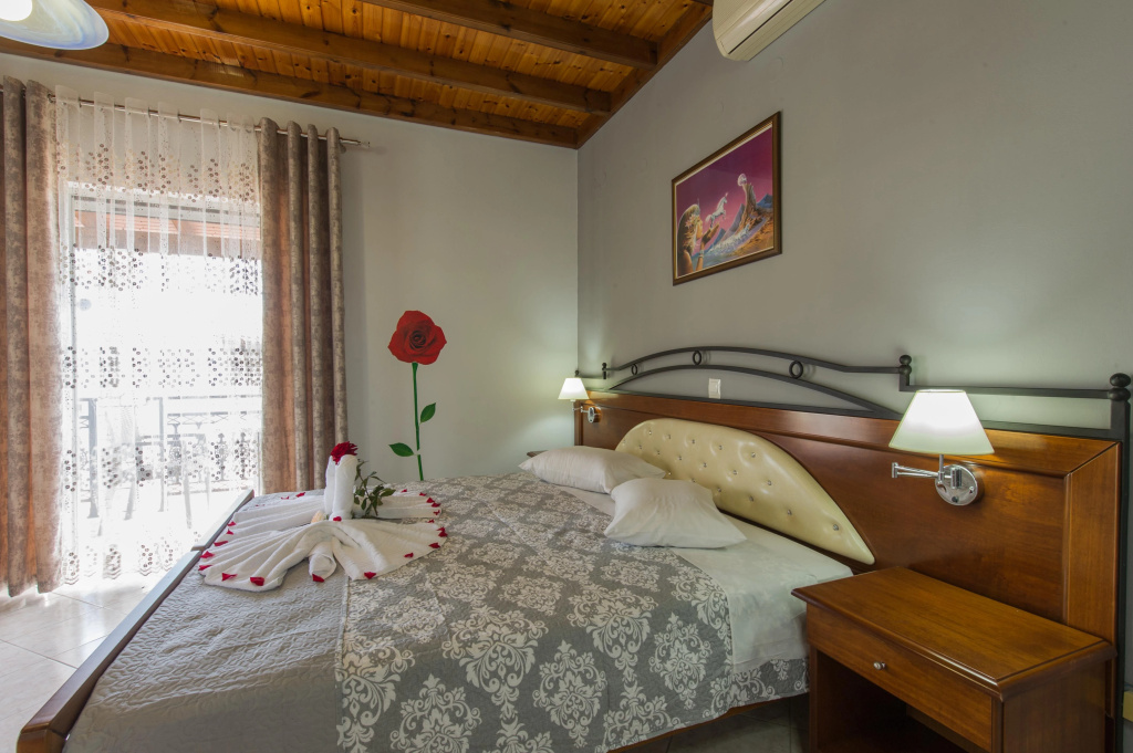 Makis Studios & Apartments