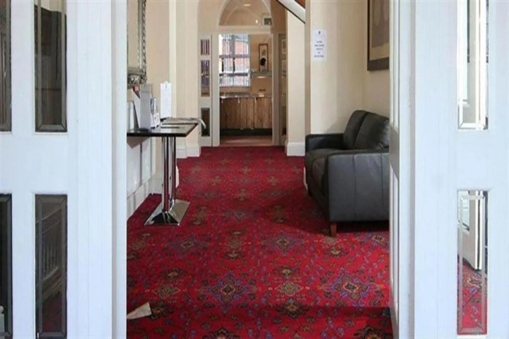 The Knighton Apartment by Paymán Club