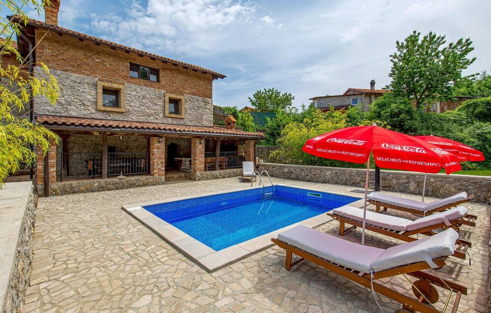 Beautiful Home in Icici With Wifi, 5 Bedrooms and Outdoor Swimming Pool