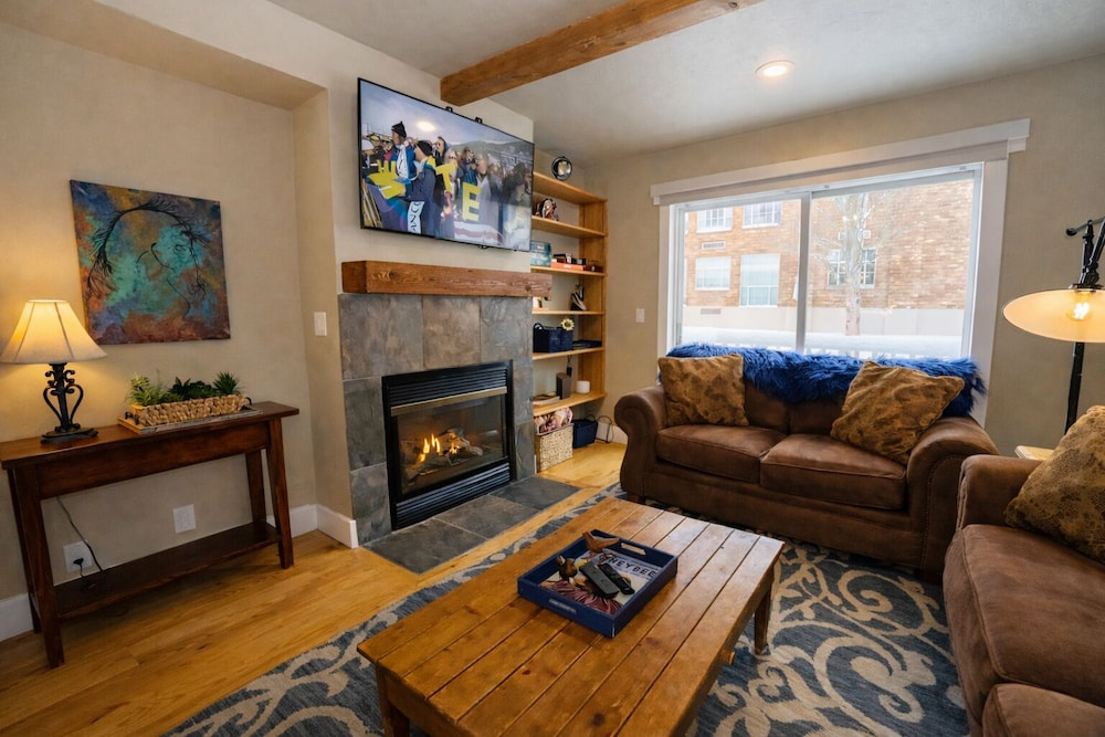Charming Family Retreat With New Hot Tub, Walk To Main Street & Transit Center 470 3 Bedroom Home