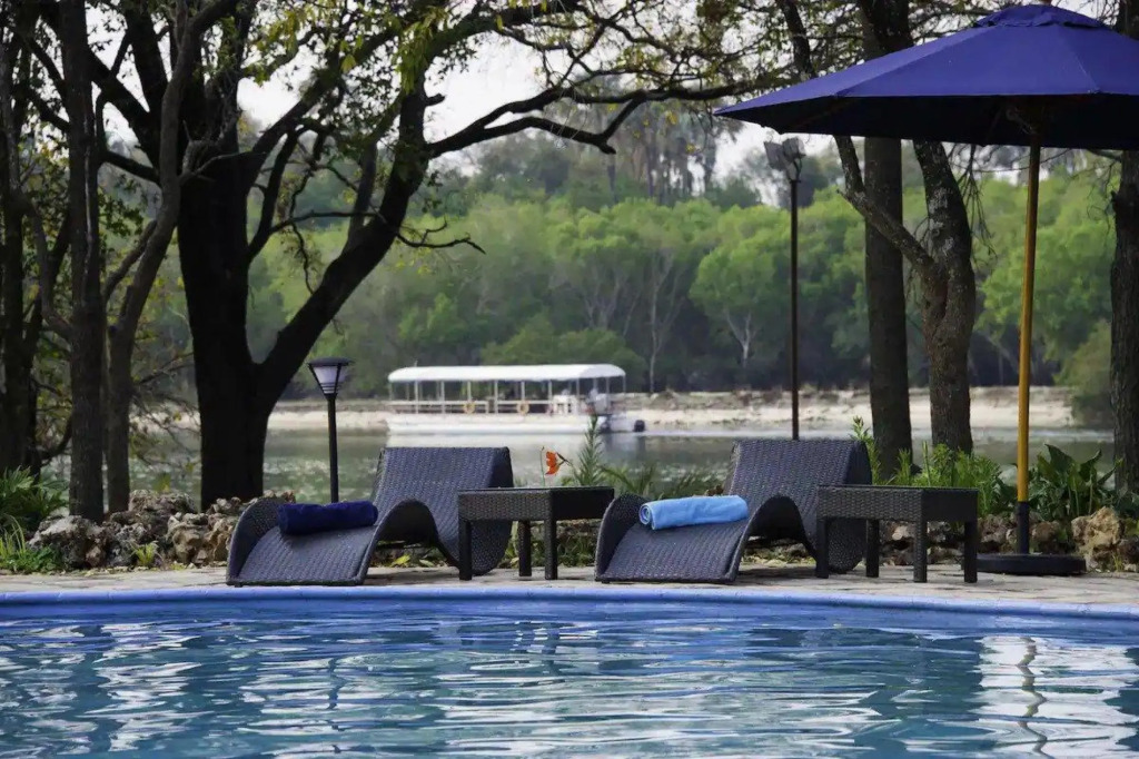 Azambezi River Lodge